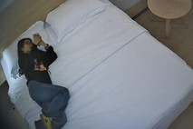 流出酒店偷拍 黑色衛衣女孩脫光衣服裸睡等待男炮友的到來