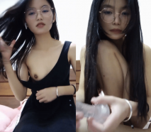 乖巧甜美眼鏡妹！ 撩起黑裙看內褲！ 拿出假屌吸吮，抽插騷穴閉著眼睛很享受，騎乘姿勢深插到底