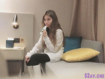 高價約啪校園女神，大學三年級美媚，外型不錯身材好沙發摳穴鮑魚清晰可見