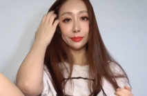 熱門人妻 · 喝了點酒  身子熱的不行，脫衣，酒瓶子自慰，表情也太淫蕩了點！