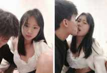 文靜鄰家妹妹，和男友居家操逼，翹起美臀求操，大長屌插到底，騎乘位深插，妹妹很喜歡被操