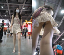 展覽會極限抄底碎花裙眼鏡小姐姐，身材苗條是個反差婊，因為不穿內褲出門，私密處毛茸茸的