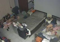 破解攝像頭偷拍 姐姐帶男友回家過夜早上當著妹妹的面幫男友口爆 妹妹尷尬無奈轉身睡