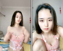 外表甜美乖巧妹子！情趣裝翹起雙腿摸穴！張開小嘴吸吮深喉，白嫩奶子乳交，後入肥臀爆操