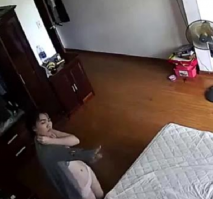 黑客破家庭網路解攝像頭監控偷拍 漂亮少婦還在打電話就被老公 摁住一頓操