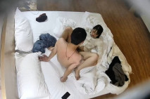 賓館上帝視角真實偸拍，丸子頭小女友簡直太騷了，全程主動，脫光自己，舔男友肉棒，女上位，飢渴難耐