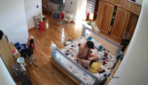 黑客破解攝像頭偷拍 老公下班回來看見正在吸奶哺乳的媳婦按捺不住原始獸欲來一發