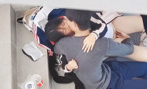 兩個學生情侶在樓梯間找刺激,不料被同學偷拍，女生被扣的爽歪歪