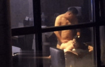 2025年5月最新，【五星級酒店窗外偷拍】，50多數的中年大叔在沙發上後入20歲眼鏡妹，表情不難看出被操的很爽