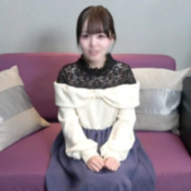 【寶物】偶像出道前的珍藏影像。在攝影機前害羞，白色纖細的身體變紅。 在舞台上看不到的淫蕩身姿。