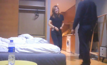 綠帽老公帶著豐滿嬌妻陪幾位領導開房玩4P 完整版流出