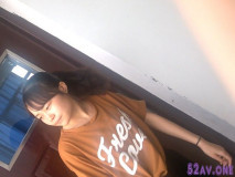 大神潛入校園偷拍兩個妹子 哈哈 其中一個妹子上完廁所被關在教室外面了