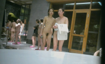 最新流出 稀缺國內洗浴中心偷拍浴客洗澡第10季（3）陪媽媽一塊來洗浴的孝順美女