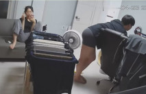 黑客破解家庭攝像頭偷拍小哥和媳婦的日常性愛 意外拍到媳婦不在家和金髮小姨子在地板做愛