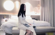 御姐範白衣連衣裙女神這身姿風情楚楚動人，前凸後翹坐在床上愛撫啪啪猛力衝擊