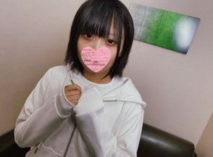 對性經驗少的白色短髮治癒系的她，我情不自禁地中出了。