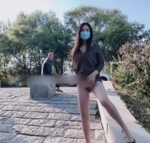 公園露出大騷逼，大爺看著騷貨光屁股目瞪口呆，只能有心無力，望洋興嘆！