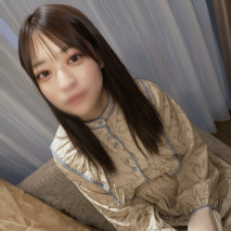 上品的白嫩鋼琴美人講師。雖然傲慢，但見到黑巨根就立刻上床。被插到子宮深處，曼妙的子宮內滿滿都的中出