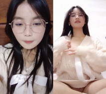 帶眼鏡長相甜美的妹子，做直播，勾引狼友想看逼需要刷小禮物，聊騷，自己吸煙掰穴