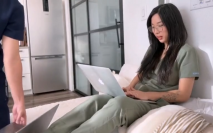 漂亮眼鏡美眉 和男友在家學習學習就想要了 被大肉棒無套抽插 表情很爽