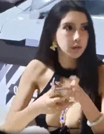 車展美女車模大走光，F杯乳房奶頭全露，把攝影師都看呆了！