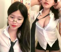 甜美又很騷眼鏡妹妹！解開襯衣露大奶！揉捏嬌喘好聽，道具假屌深喉，口活很棒，抽插多毛騷逼