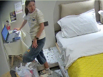 民宿酒店 有點像公司同事出差打野炮 少婦被男同事在床上熟練操弄 枕頭墊屁股腿扛肩上 操就完了