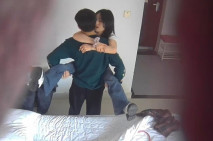 酒店偷拍重磅推薦，非常清純的學生妹，沒想到這麼性飢渴，主動摟住小男友脖子卿卿我我，男主掐住她的頭髮狠狠操