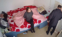 《居家攝像頭破解》禿頭大叔趁老婆不在家把相好的帶回家 一邊自拍一邊幹 還挺會玩