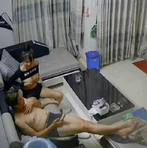 黑客 破解家庭網路攝像頭偷拍 客房看電視奇葩騷媳婦花樣玩雞巴 電動牙刷都用上了