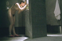 溫泉洗浴暗藏攝像機真實偸拍更衣室和洗浴室內部春光，專挑年輕的小姐姐拍，一屋子光溜溜不穿衣服的誘人胴體