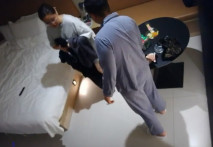 流出天眼酒店偷拍 少婦被眼鏡渣男騙到酒店一頓啤酒喝完趁她睡覺拿下內射