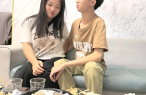 【瘦猴先生探花】專約良家騷貨，吃飽喝足操逼，扒掉內褲舔騷逼，各種姿勢輪番輸出