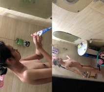 冒死隔窗偸拍鄰居苗條美媚浴室洗澡，自娛自樂對著鏡子跳舞自嗨