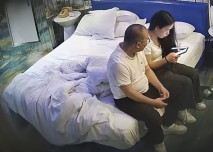 5月新流出酒店攝像頭偷拍 中年大叔偷情少婦女同事互舔對方性器官啪啪