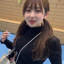 身高153cm的嬌小純真新生。被活塞式抽插至陰道深處，一次次高潮。敏感度極佳，緊緻的陰道內被中出。