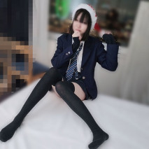 女孩聖誕節約會吞精，即使在聖誕老人角色扮演中也穿著制服中出