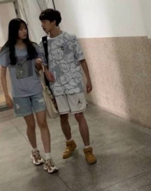 一對猴急的小情侶廁所里啪啪 美女身材很棒差點被發現了