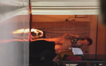 變態偷窺狂房東門縫下偷窺 身材不錯的女租客紋身少女洗澡換衣全過程