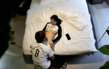 酒店攝像頭偷拍眼鏡學生妹被男同學脅迫來開房,直接霸王硬上弓脫她衣服,足足幹了一個多小時,妹子都幹驚厥了