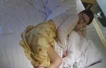 流出酒店私享台偷拍 運動褲小夥和愛化妝的網紅臉模特女友開房過夜 可惜沒幹多久