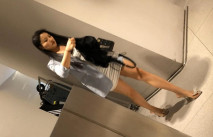 商場跟蹤抄底不穿內褲的短裙美少婦 可能靠的太近被她發現了 瞪了我一眼