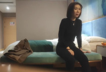 熟女大姐 套呢 我不射進去 啊老公快點射給我 身材苗條性格不錯發現被偷偷摘套讓繼續操 最後還內射了