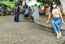 玉林露出人妻『嬌嬌』白天全裸行走收獲目光無數多場所大膽全裸顯示自己傲人身姿