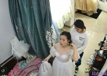 （婚紗店試衣間暗藏攝像頭偷拍漂亮美新娘伴娘試婚紗）白色婚紗新娘子好漂亮
