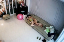 《居家攝像頭破解》紋身哥和漂亮小媳婦沙發上各種姿勢啪啪