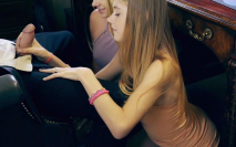 兩個青春活力小姐姐 包臀裙筆直美腿在草地盡情歡笑扭動 情欲刺激肉棒蠢蠢欲動雙飛享受起伏抽操浪叫