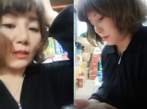 超市的風騷老闆娘在顧客挑選貨物的時候跟小哥在後面加班啪啪給狼友看，露臉絲襪高跟讓小哥舔逼各種抽插爆肏