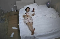 8月新流出酒店偷拍 反差婊眼鏡少婦敷完面膜騎到領導身上坐屌啪啪 被領導後入打樁累趴