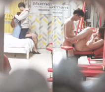 合租房洞中偷窺對門的小情侶啪啪啪